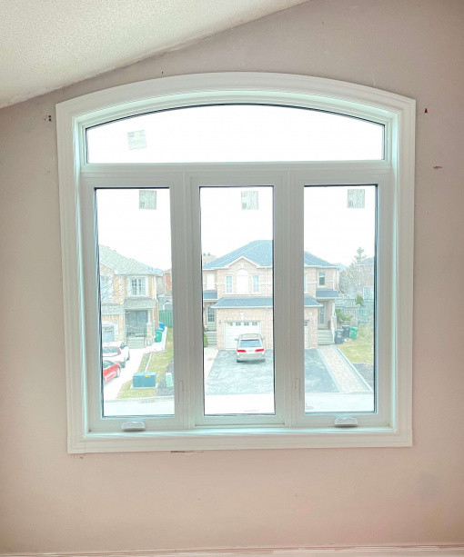 Тройное пластиковое окно с арочным верхом
